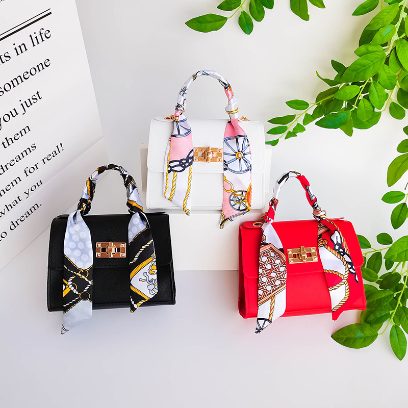 Sophia – Handtasche mit Klappenverschluss und Kettenakzent