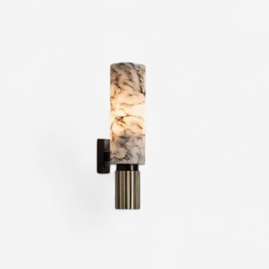 LuxeGlow – Marmor-Wandleuchte mit klar definierter Form
