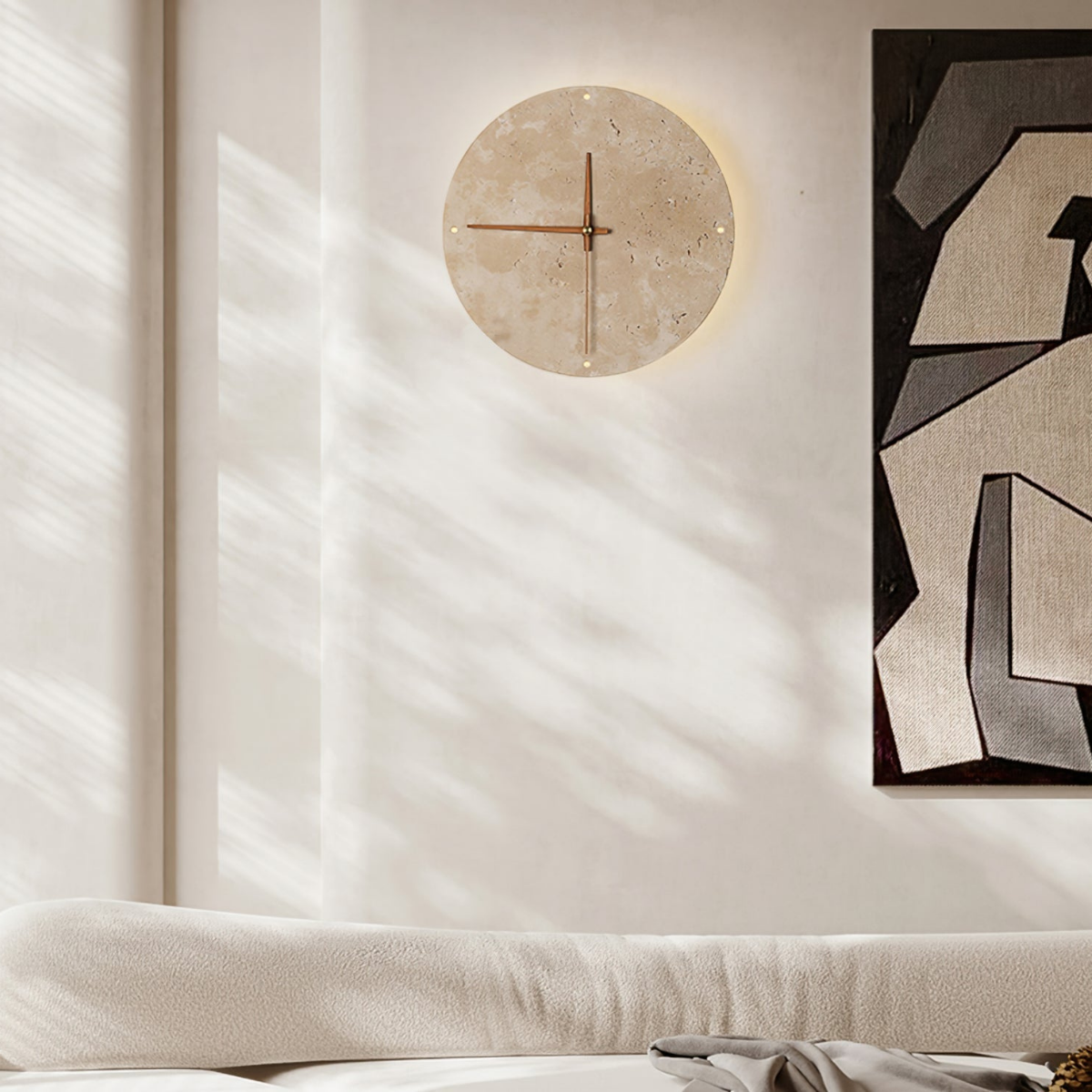 StoneAura – Wanduhr aus Travertin mit integrierter LED-Beleuchtung