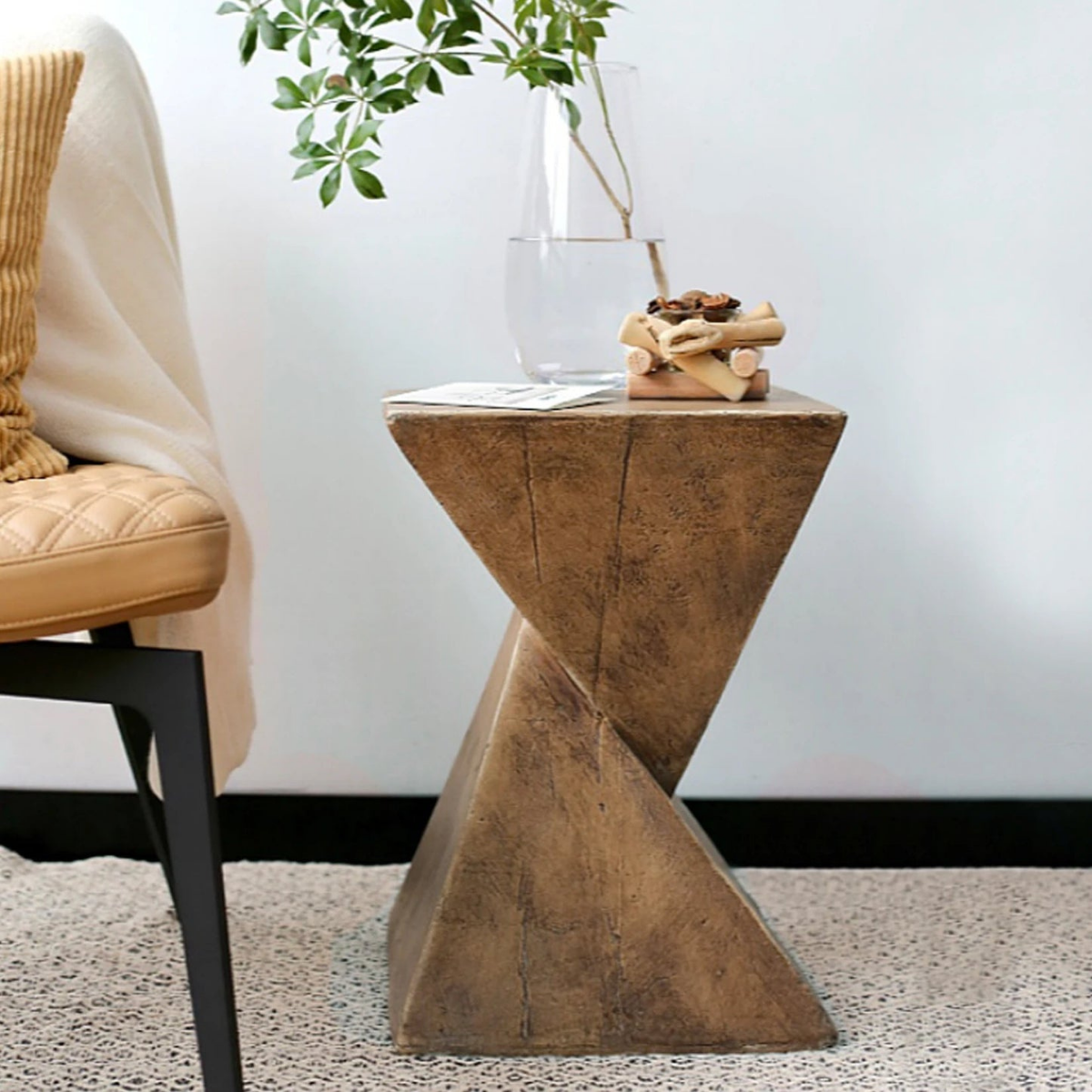 StoneForm – Geometrischer Beistelltisch mit kompakter Struktur