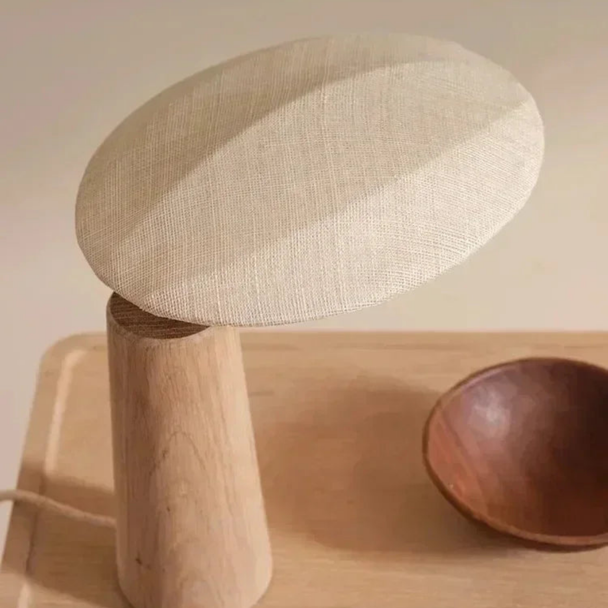 WoodLoom – Schreibtischlampe mit rechteckigem Sockel und aufrechtem Schirmhalter