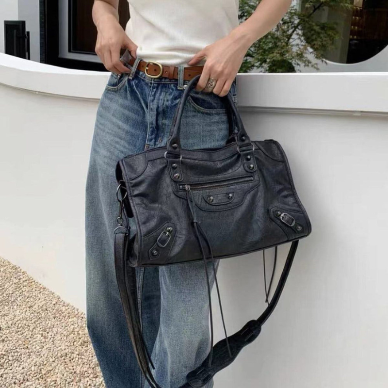 Mila – Große Schultertasche mit Nieten und mehreren Fächern