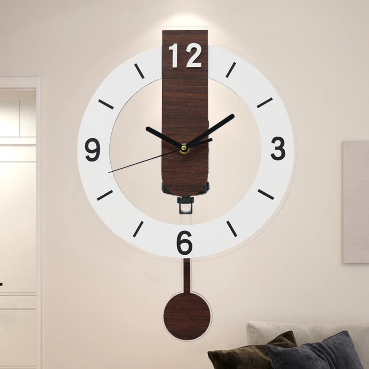 TimeCrafter – Retro-Wanduhr aus Holz mit schwingendem Pendel