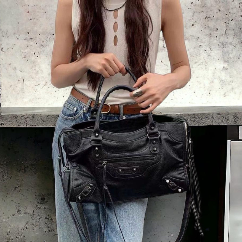Mila – Große Schultertasche mit Nieten und mehreren Fächern