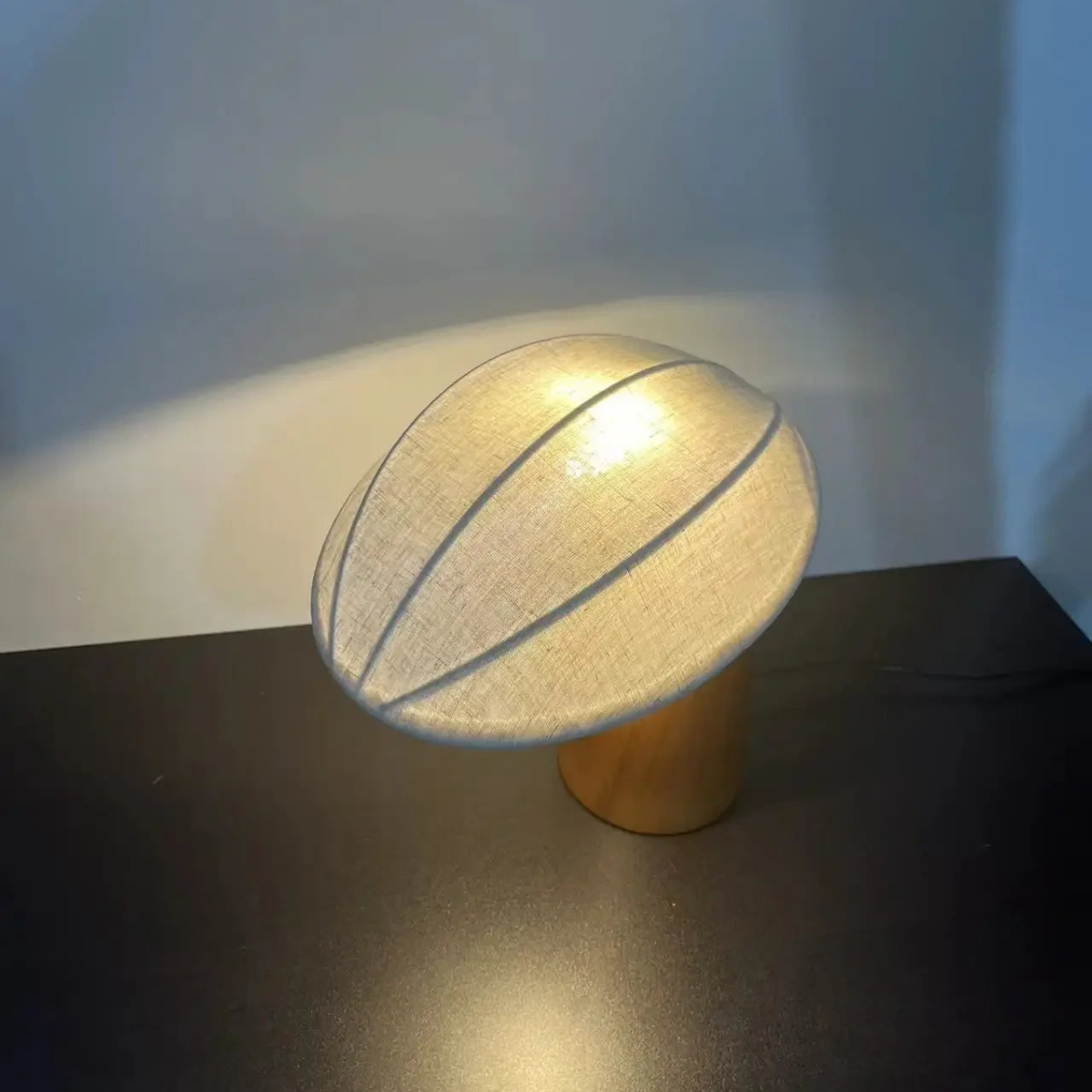 WoodLoom – Schreibtischlampe mit rechteckigem Sockel und aufrechtem Schirmhalter
