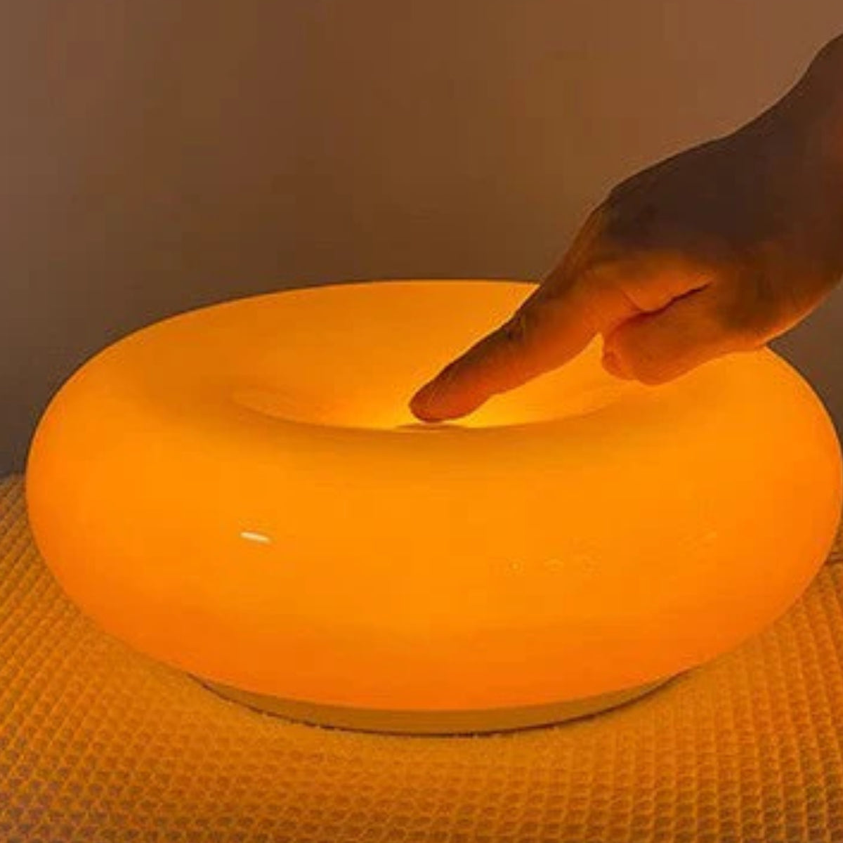 LumiForm – Tischlampe in Donut-Form mit rundem Design
