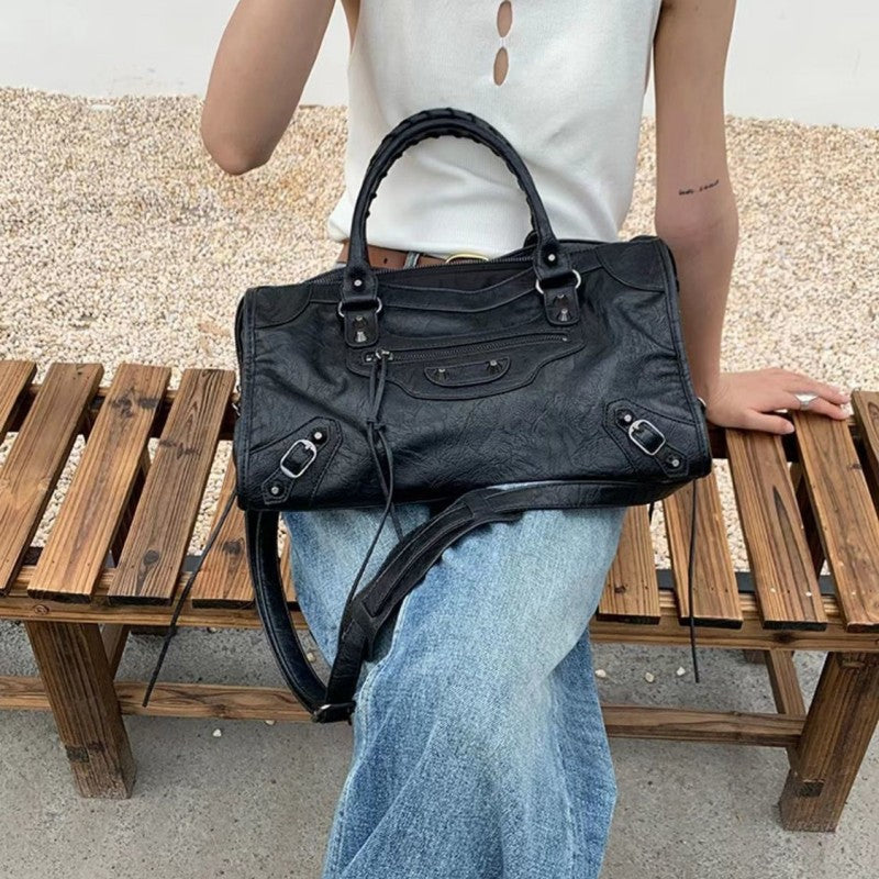 Mila – Große Schultertasche mit Nieten und mehreren Fächern