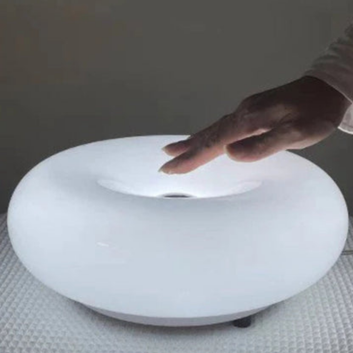 LumiForm – Tischlampe in Donut-Form mit rundem Design