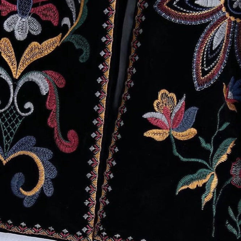Emilia – Kurze Jacke mit V-Ausschnitt und langen Ärmeln