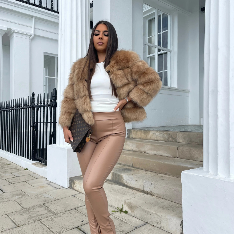 Olivia – Schlanke Jacke mit Rundhalsausschnitt und Hakenverschluss