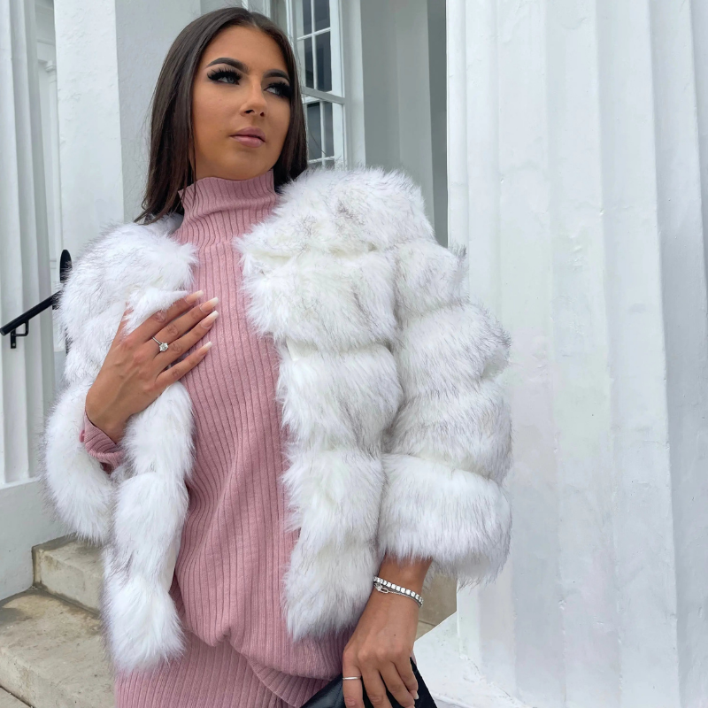Olivia – Schlanke Jacke mit Rundhalsausschnitt und Hakenverschluss