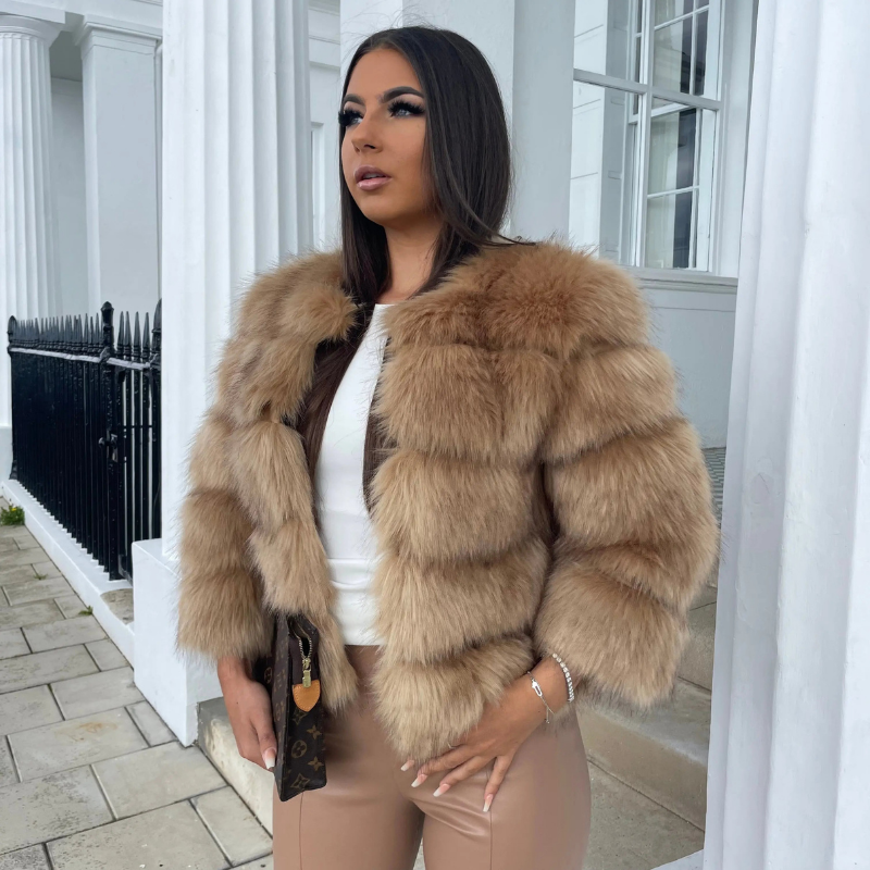 Olivia – Schlanke Jacke mit Rundhalsausschnitt und Hakenverschluss