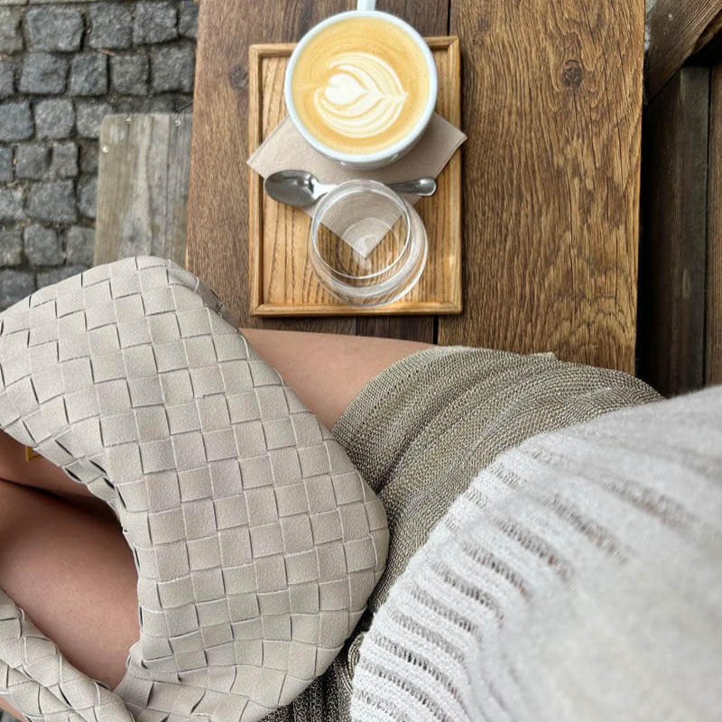 Elora – Mini-Suede-Tasche mit geflochtenem Knotendesign