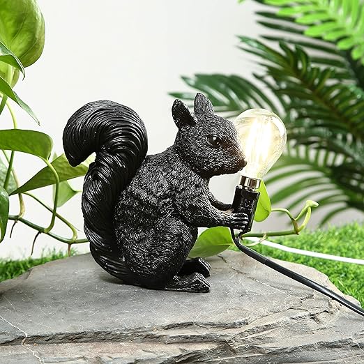 LumiNest – LED-Tischlampe mit Eichhörnchen-Design