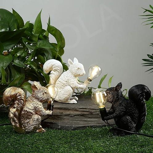 LumiNest – LED-Tischlampe mit Eichhörnchen-Design