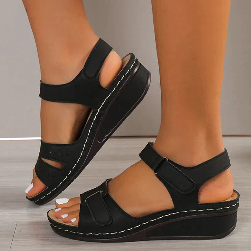 Selena – Retro-Sandalen mit Flacher Sohle und Offenem Riemendesign