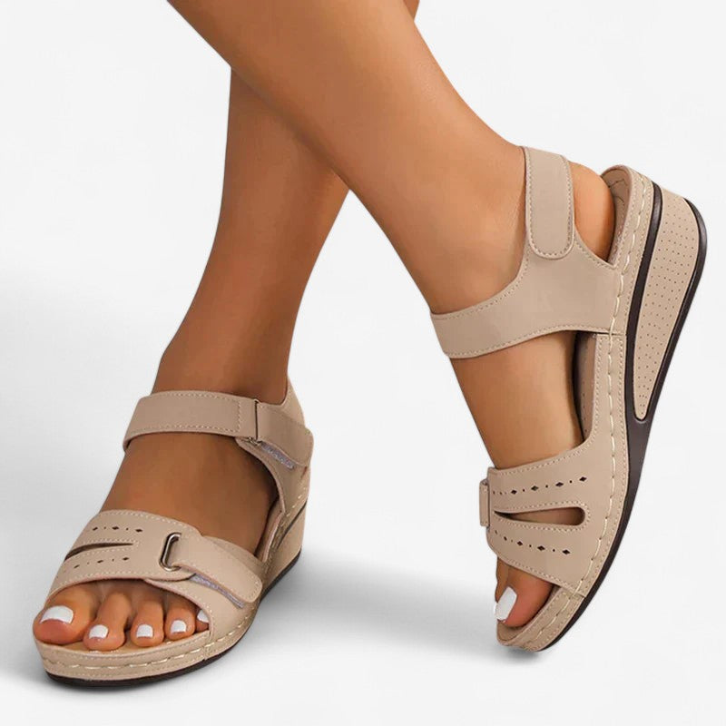 Selena – Retro-Sandalen mit Flacher Sohle und Offenem Riemendesign