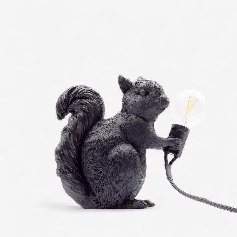 LumiNest – LED-Tischlampe mit Eichhörnchen-Design