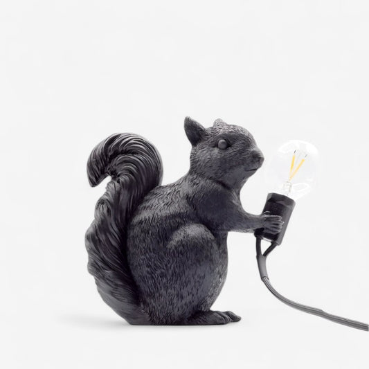 LumiNest – LED-Tischlampe mit Eichhörnchen-Design