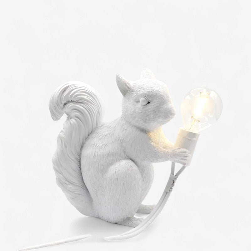 LumiNest – LED-Tischlampe mit Eichhörnchen-Design