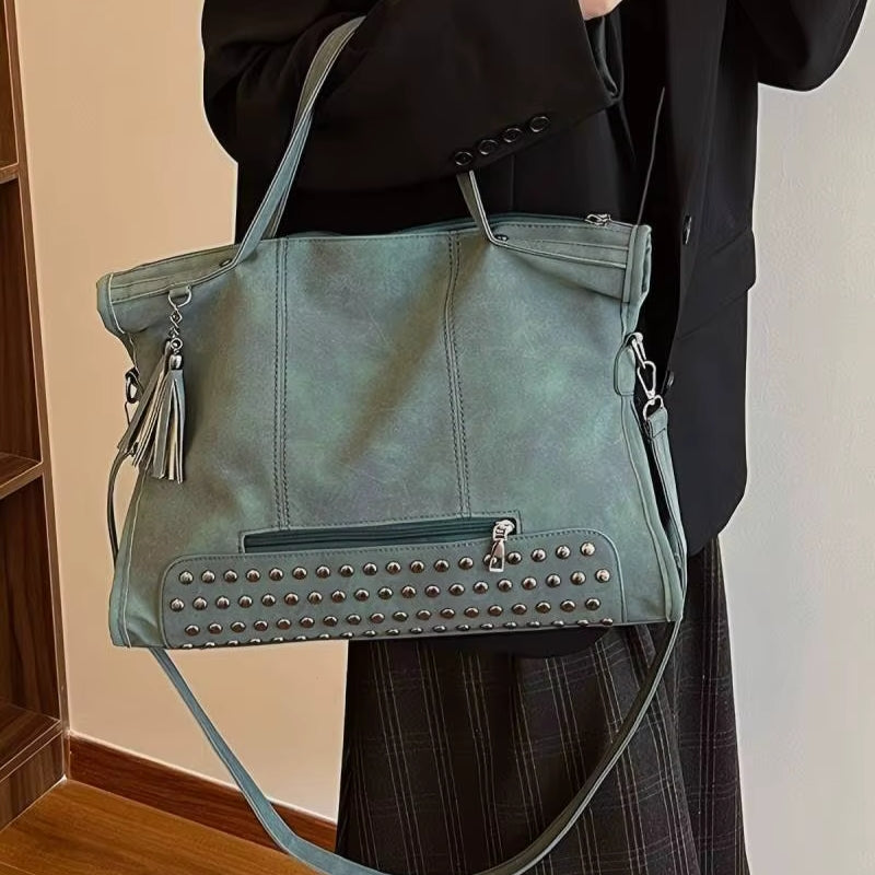 Isabelle – Große Schultertasche mit Nieten und verstellbarem Riemen