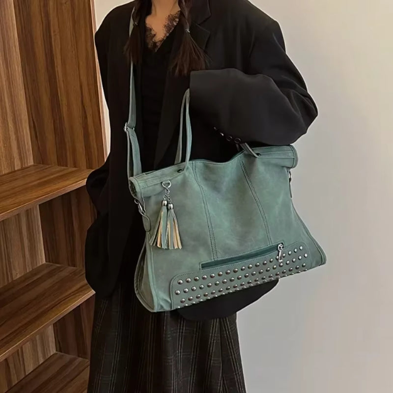 Isabelle – Große Schultertasche mit Nieten und verstellbarem Riemen
