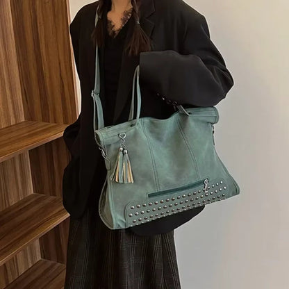 Isabelle – Große Schultertasche mit Nieten und verstellbarem Riemen
