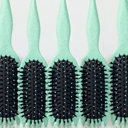 CurlNova – 3-in-1-Stylingbürste für Lockendefinition, Abteilen und glattes Finish