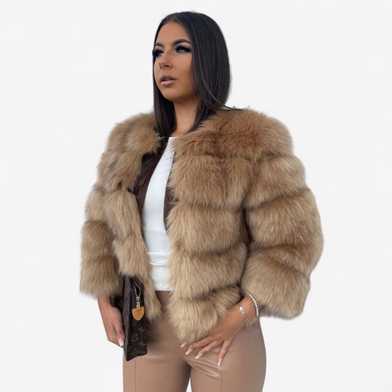 Olivia – Schlanke Jacke mit Rundhalsausschnitt und Hakenverschluss