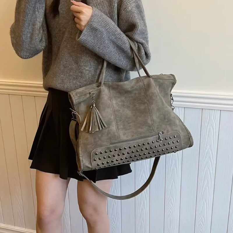 Isabelle – Große Schultertasche mit Nieten und verstellbarem Riemen