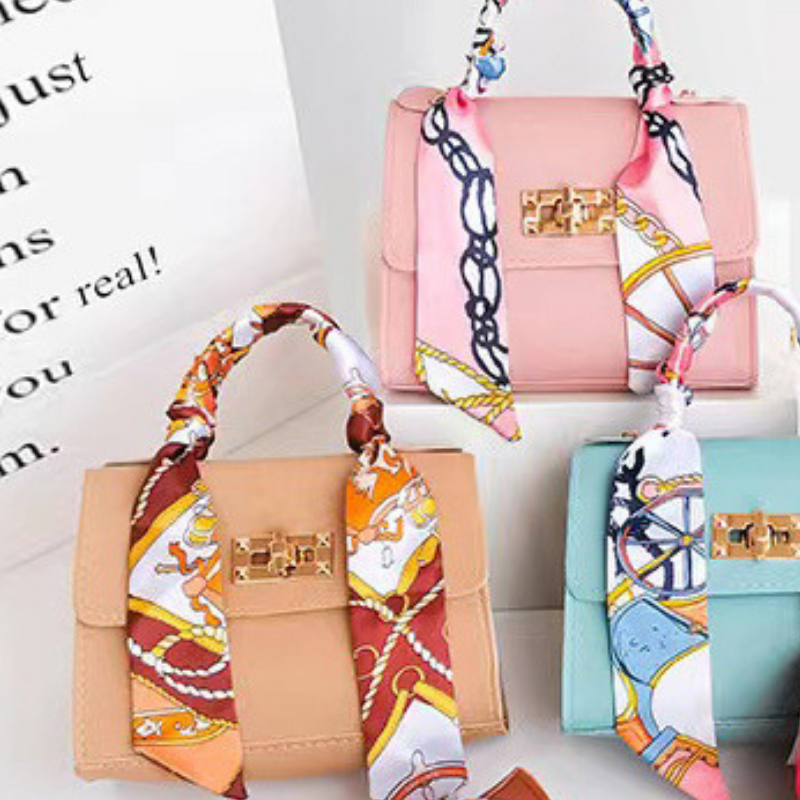 Sophia – Handtasche mit Klappenverschluss und Kettenakzent