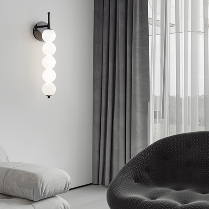 LumoAura – Vertikale Wandleuchte mit abgerundetem Schirmdesign