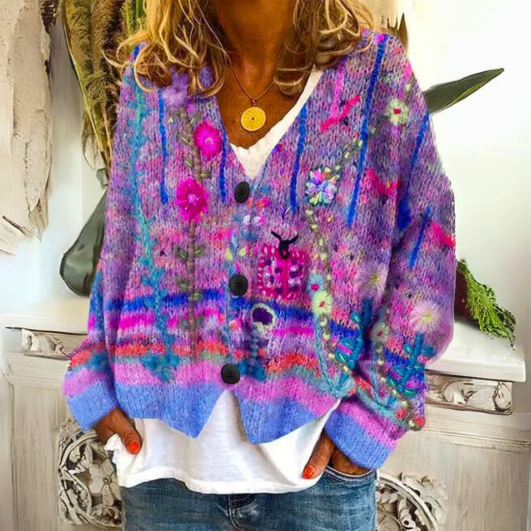 Clara – Cardigan mit Tiefem Ausschnitt und Knopf-Design