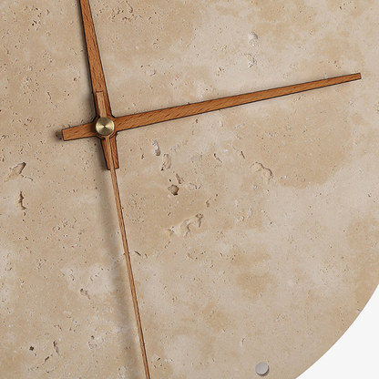 StoneAura – Wanduhr aus Travertin mit integrierter LED-Beleuchtung