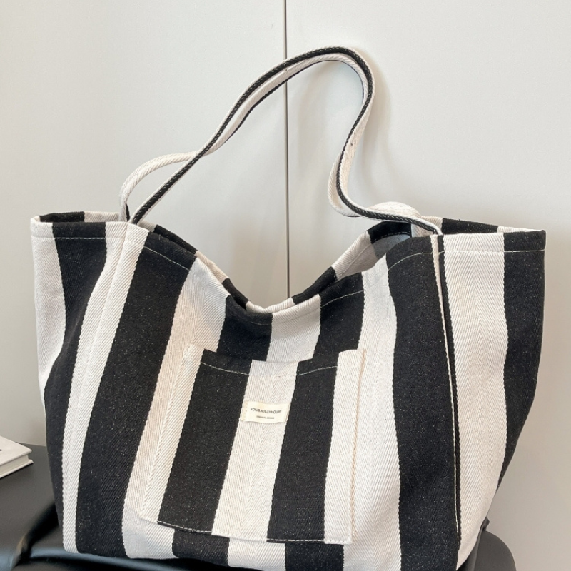 Sofia – Gestreifte Tote-Tasche mit übergroßer Form