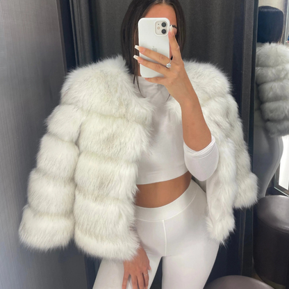 Olivia – Schlanke Jacke mit Rundhalsausschnitt und Hakenverschluss