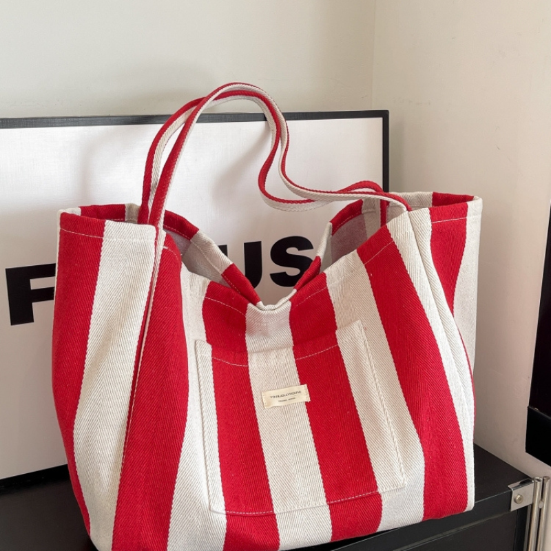 Sofia – Gestreifte Tote-Tasche mit übergroßer Form