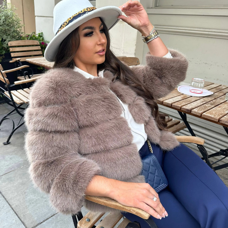 Olivia – Schlanke Jacke mit Rundhalsausschnitt und Hakenverschluss
